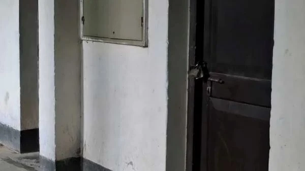 টাঙ্গাইলে সদ্য নিয়োগপ্রাপ্ত জিপির কার্যালয়ে তালা ঝুলিয়ে দিল বিক্ষুব্ধ আইনজীবীরা